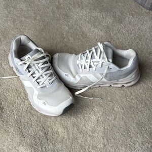 Women’s cloudrunner size 7.5